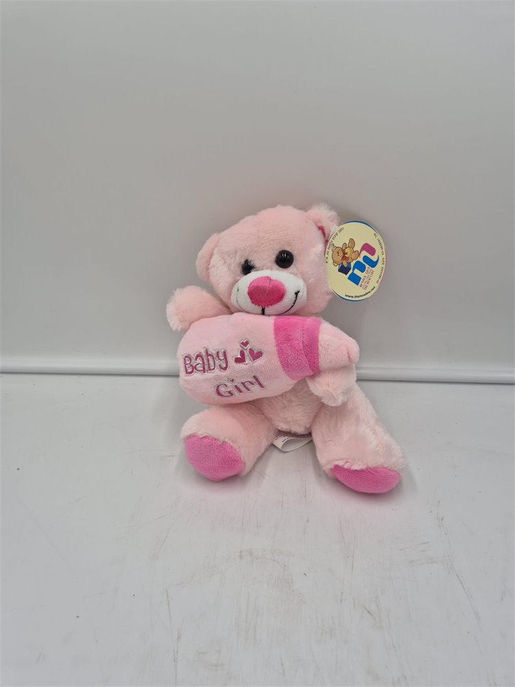 דובי מחזיק בקבוק הולדת בת